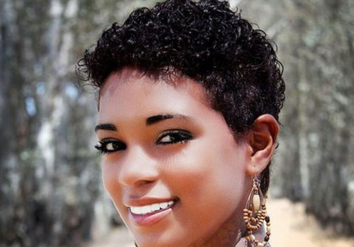 Kurze lockige Frisuren für schwarze Frauen