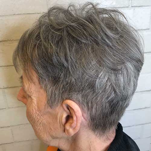 Kurze Frisuren für Frauen über 60 mit feinem Haar