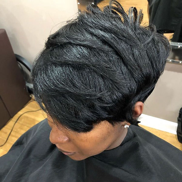 Kurze Haarschnitte für schwarze Frauen