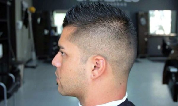 High Fade mit kurzem Haarschnitt - Herrenfrisuren 2021