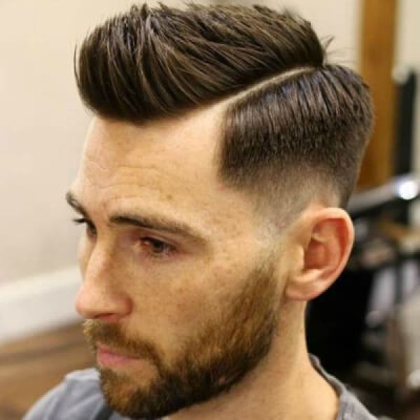 Low Fade Haarschnitt mit Seitenteil - Herrenfrisuren 2021