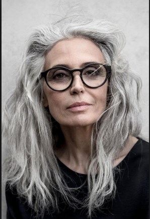 Lange Frisuren für graues Haar und Brille