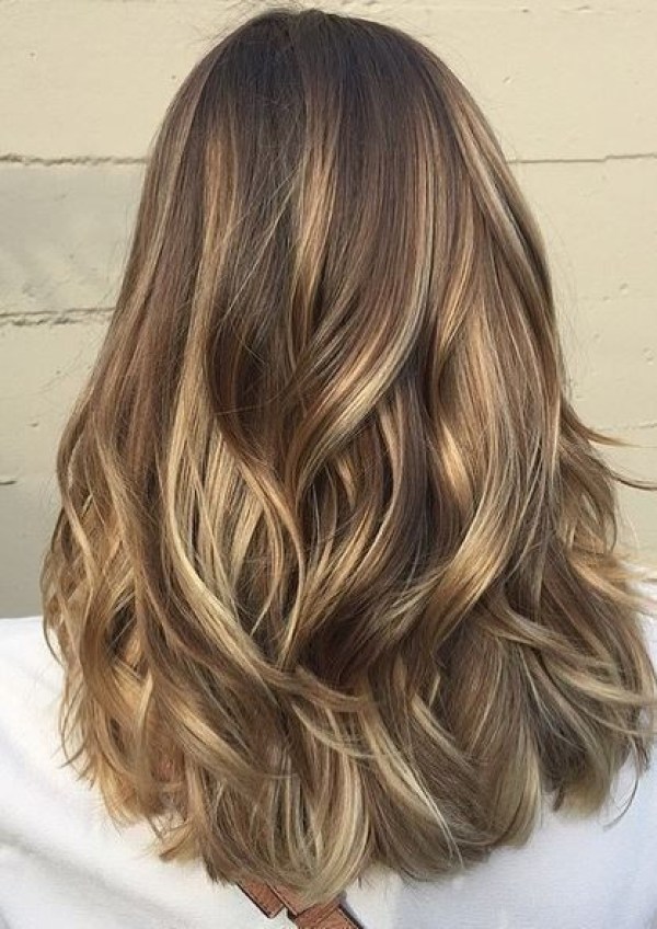 Layered blonde and brown hairstyle mix hairstyles 2021 women