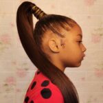 Wie man sich um Haare für schwarze Kinder kümmert, Tipps und Warnungen