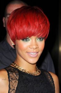 rotes kurzes Rihanna-Haar