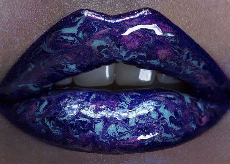 Wie man lila Lippenstift aufträgt