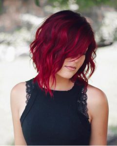 kurzes rotes rubinrotes Haar