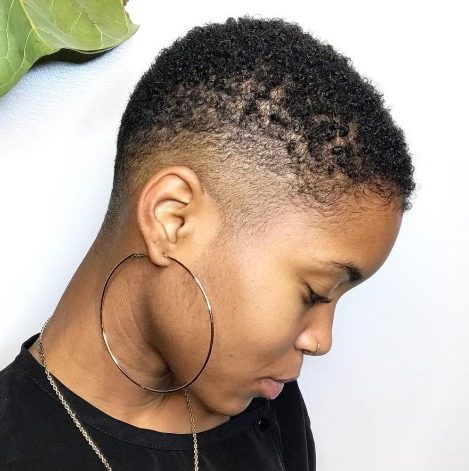 Kurze natürliche Haarschnitte für schwarze Frauen