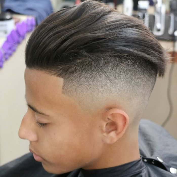 High Skin Fade mit Combed Over Pompadour