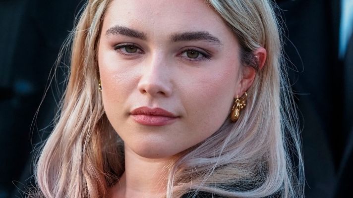 Florence Pugh’s Pastel-Dipped Ends Scream Y2K Beauty