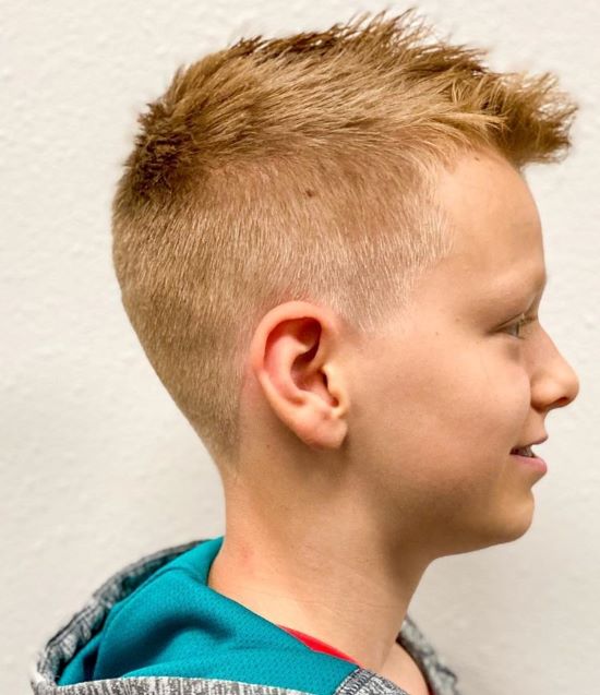 Trendige Fauxhawk-Frisur-Variationen für Kinder und Jugendliche