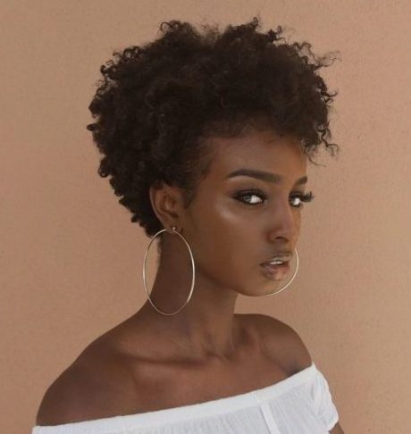 Rundes Gesicht kurze natürliche Haarschnitte für schwarze Frauen