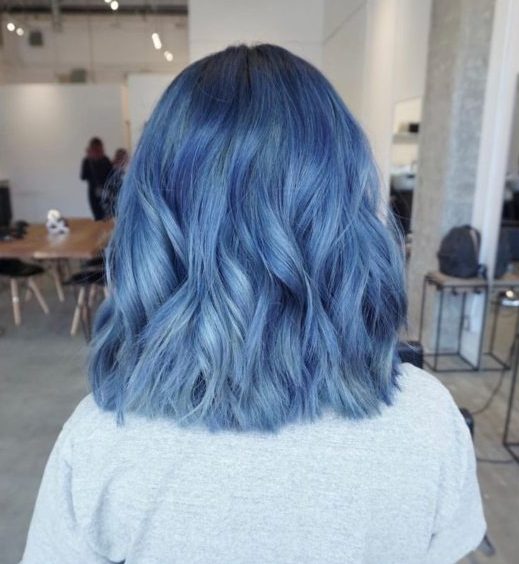 20 blaue Haarfarben für Frauen mit kurzen Haaren im Jahr 2022