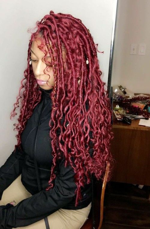 Curly Locs Rote Frisur