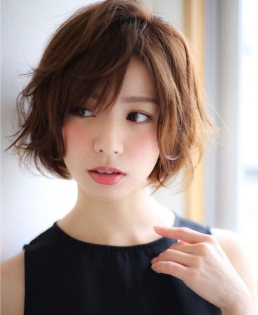 Frauen asiatische hinterschnittene lange Haare