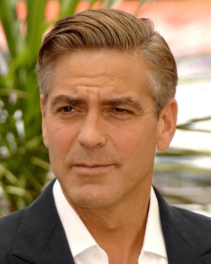 Scharfes Seitenteil mit Kamm über George Clooney Haircut