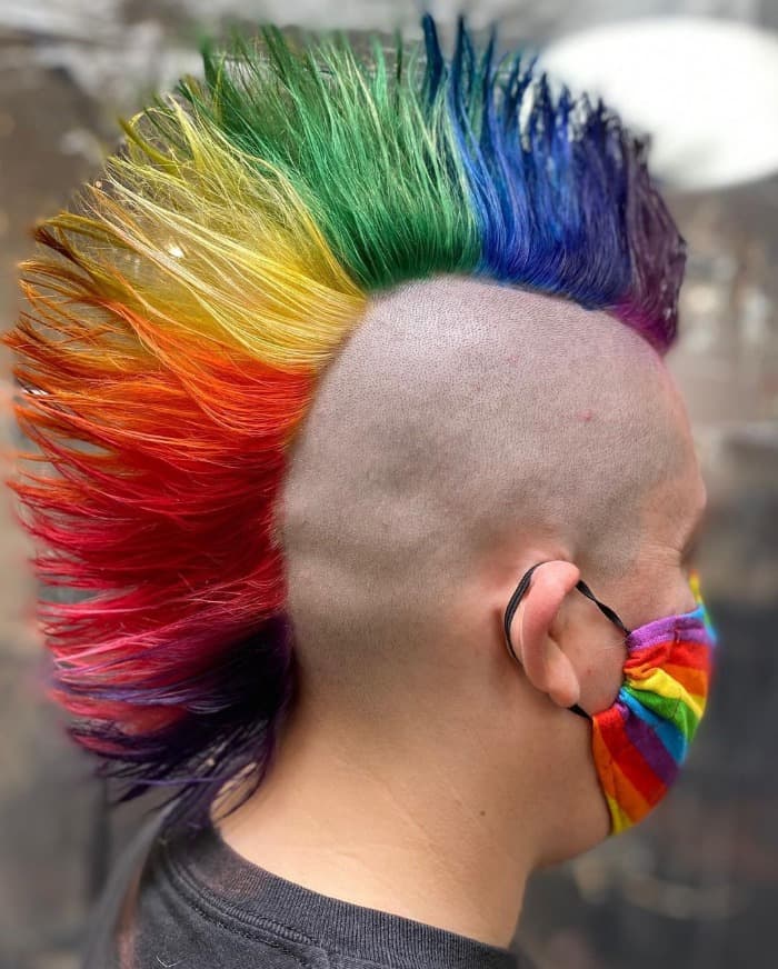Probieren Sie den Regenbogen-Mohawk-Haarschnitt
