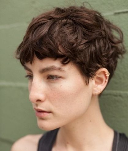 rundes Gesicht genderfluid androgyne Haarschnitte