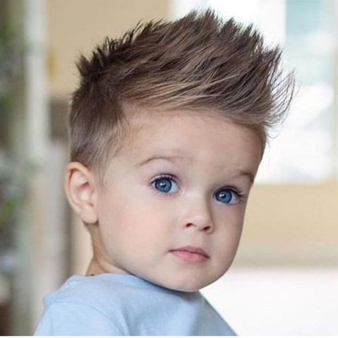 Beliebte Haarschnitte für 2-jährige Jungen