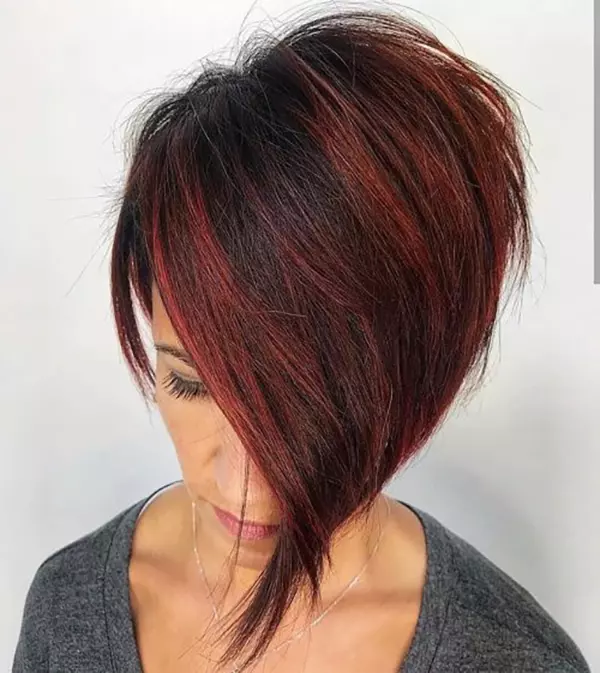 Kurzes schwarzes Haar mit roten Highlights