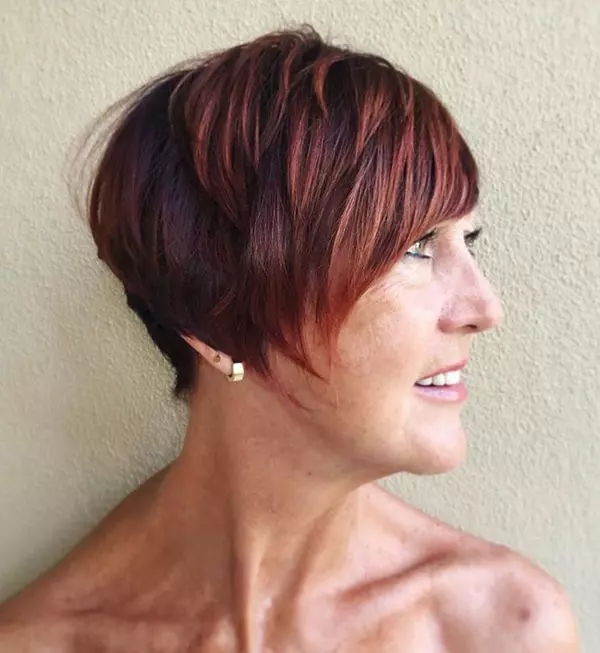 Burgunderrote und kastanienbraune Haarfarbe für Frauen in ihren 50ern
