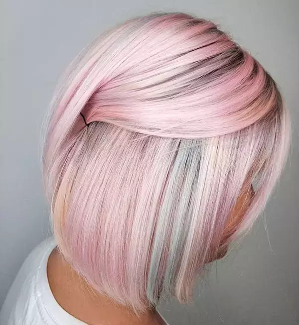 Kurze rosafarbene Bob-Haarschnitte