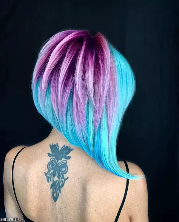Kurze blaue und lila Haarfarbe