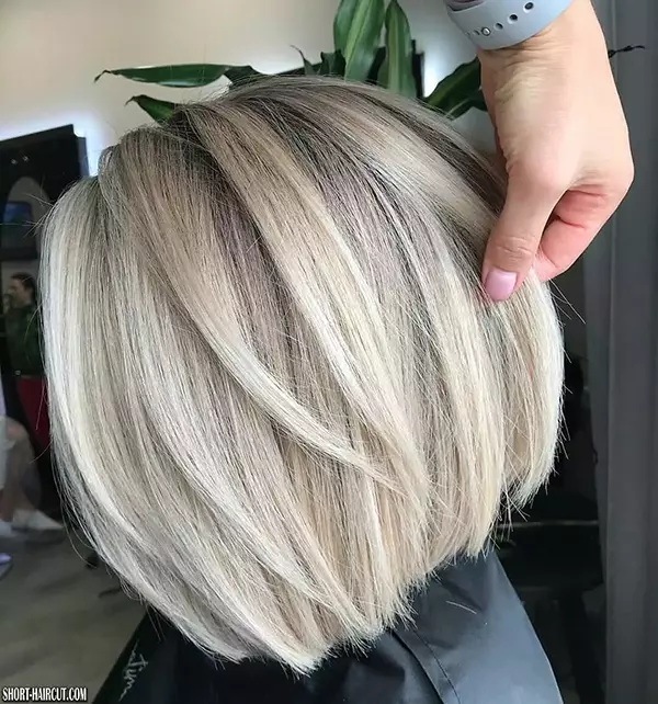 Kurze blonde Haarfarbe 2022