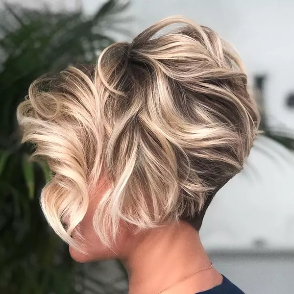 Kurze blonde Pixie-Haarschnitte