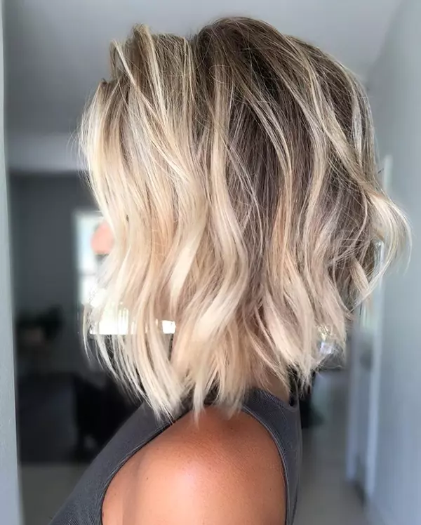 Messy Short Blonde Balayage Haarfarbe