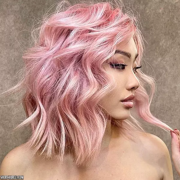 Unordentliche kurze rosa Haarfarbe