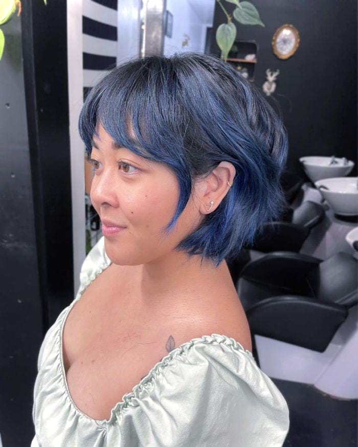 Voluminöses blaues französisches Bob-Haar