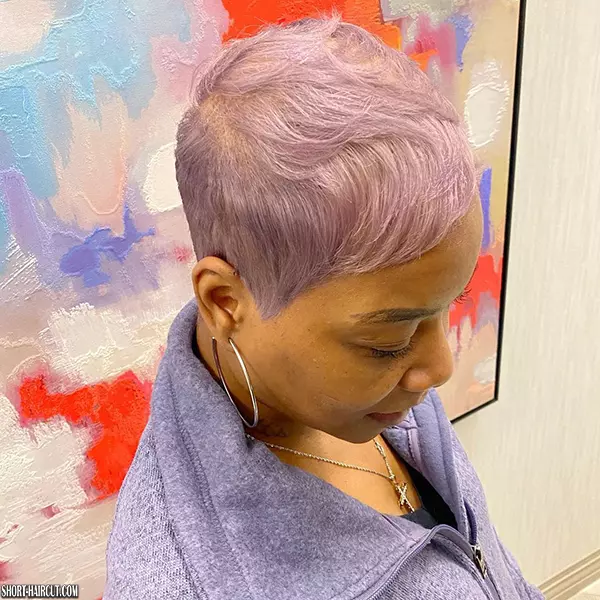 Kurze lila Haarfarbe für schwarze Frauen