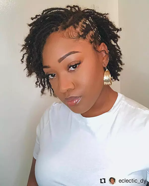Unordentliche lockige Frisuren für schwarze Frauen