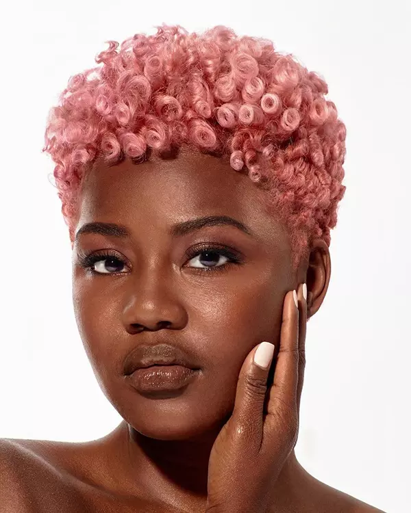 Kurze rosa Haarfarbe für schwarze Frauen