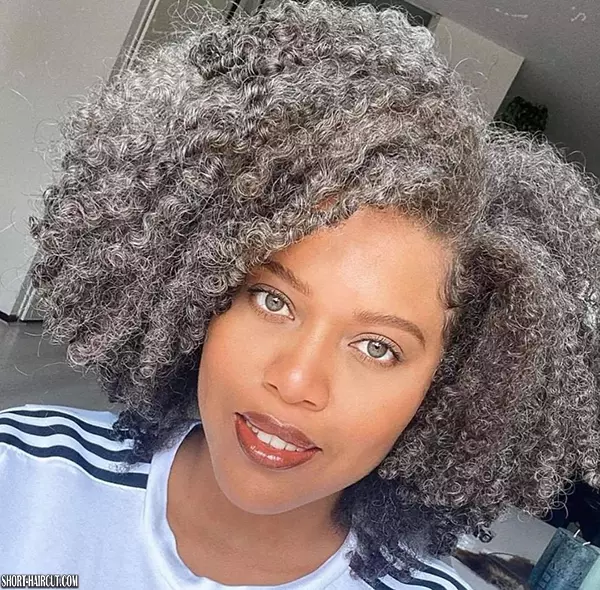 Kurze graue Haarfarbe für schwarze Frauen