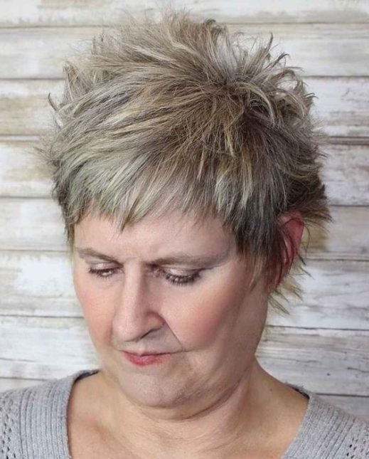 Pflegeleichte Frisuren für 60-jährige Frau mit feinem Haar, dickes Haar, kurze, stachelige Haarschnitte für über 60