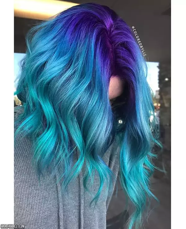 Blaues und purpurrotes kurzes Haar