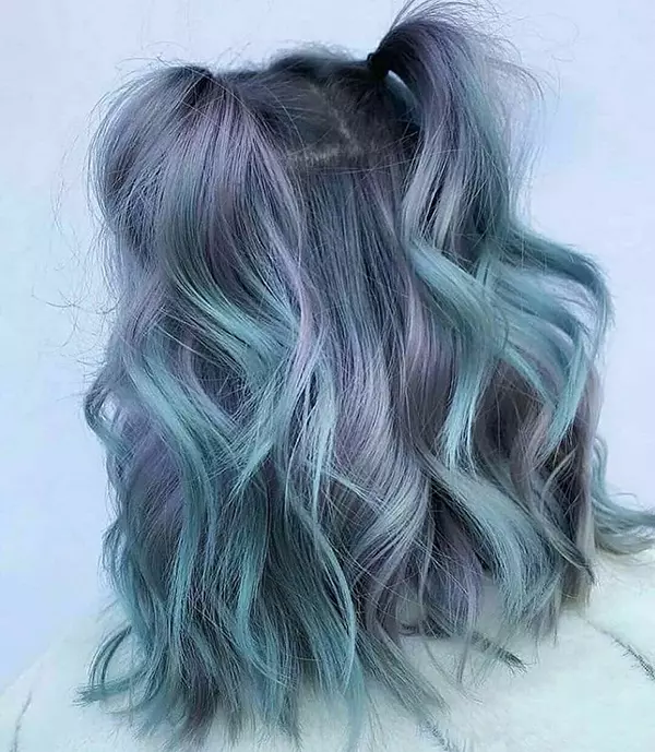 Kurze Frisuren mit blauen Highlights