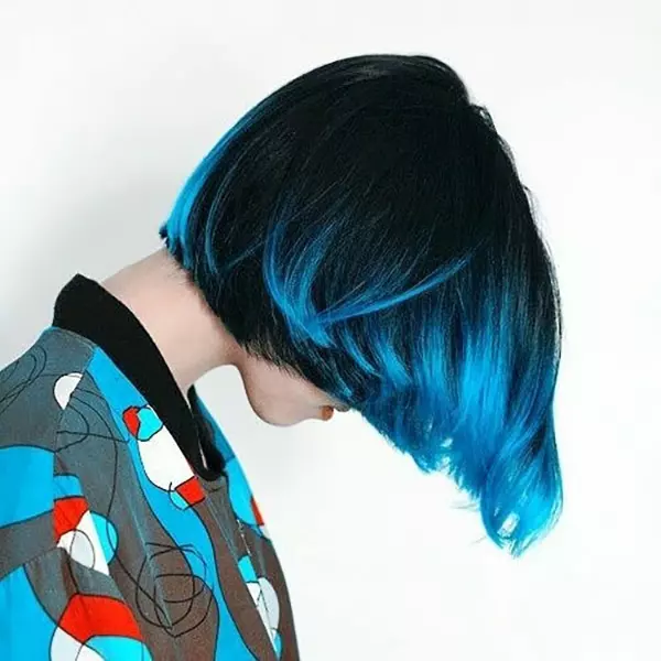 Kurzes Haar mit blauen Highlights