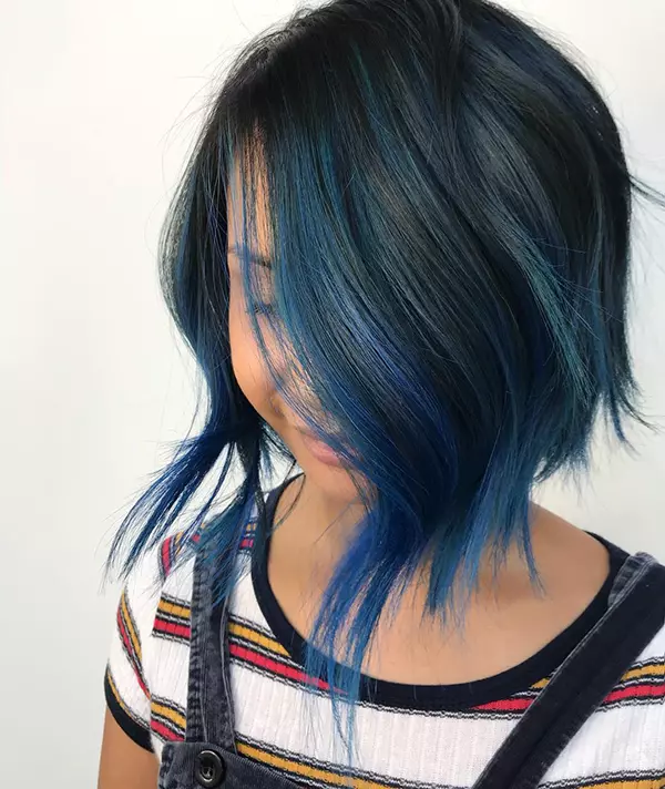 Kurze Frisuren mit blauen Highlights