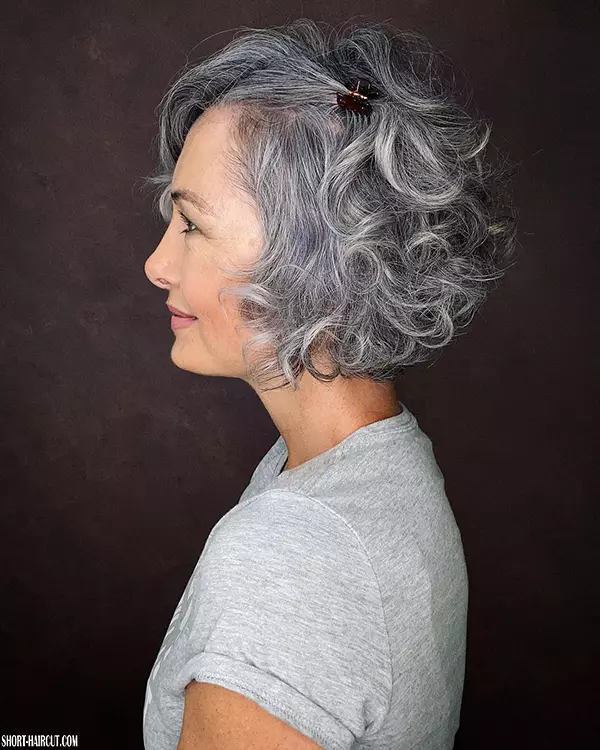 Kurzgeschichtete Haarschnitte für ältere Frauen