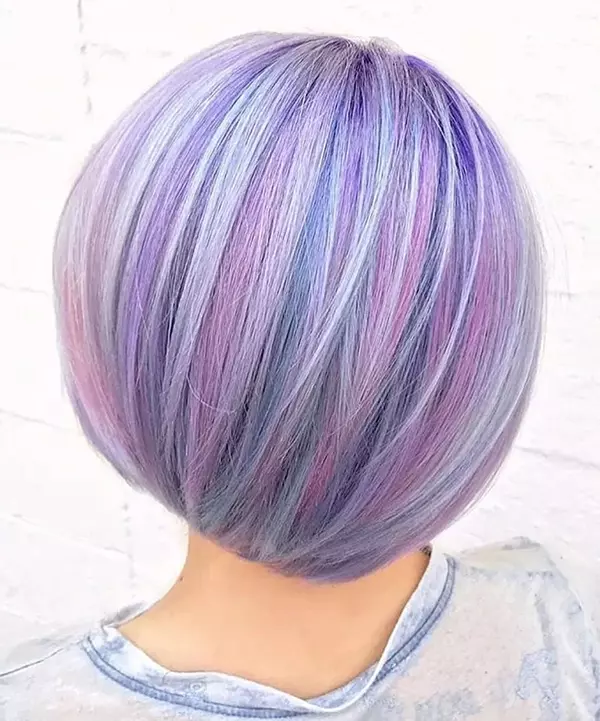 Hellviolettes kurzes Haar