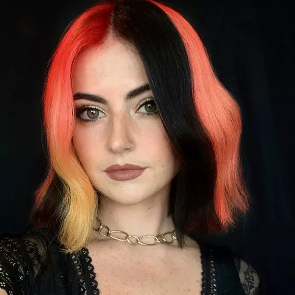 Schwarzes und rosafarbenes kurzes Haar