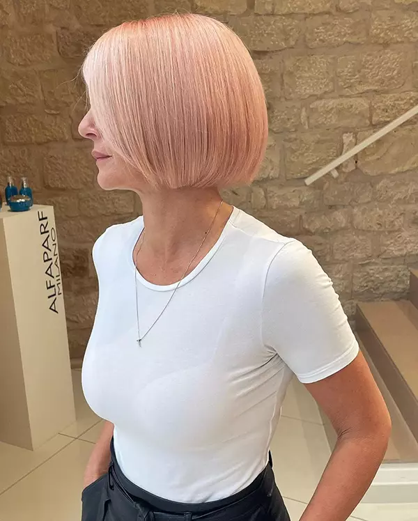 Kurzes blondes Haar mit rosa Highlights
