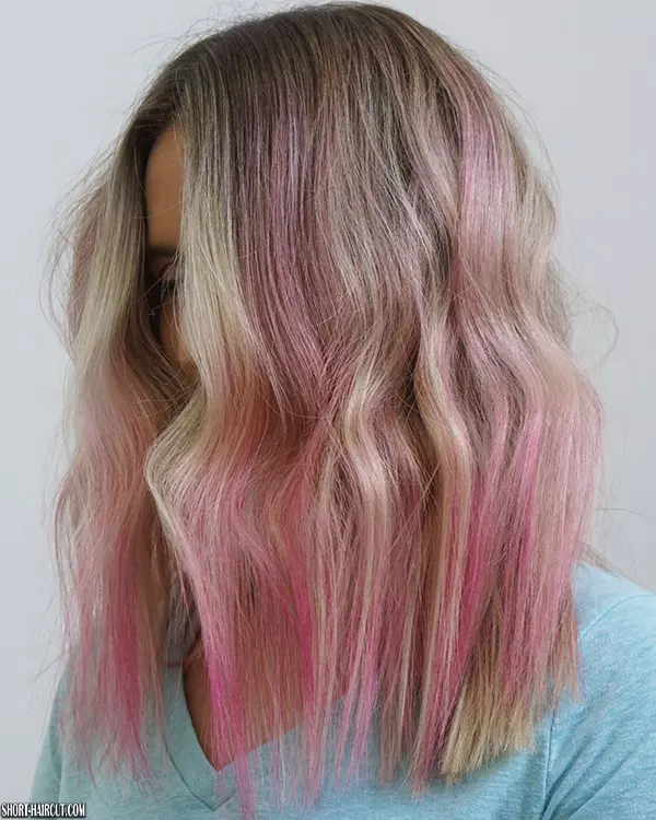 Kurze Frisuren mit rosa Highlights