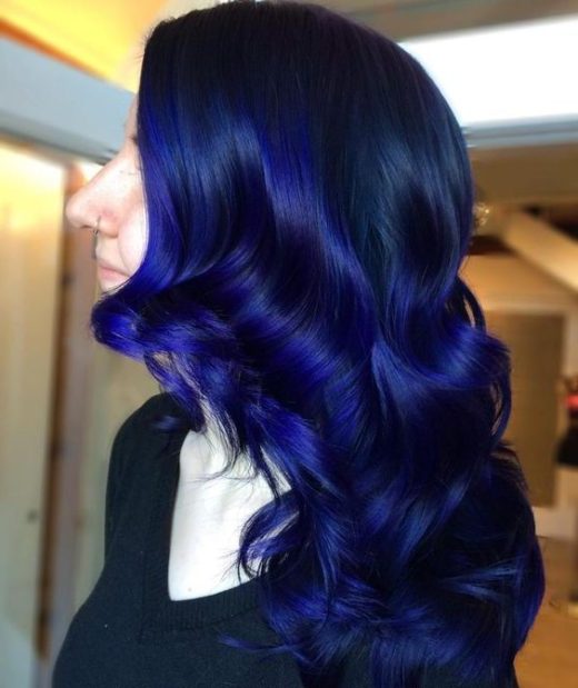 Elektrisches Blau Blaue Highlights auf schwarzem Haar