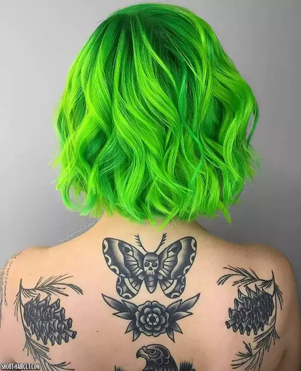 Kurzes lockiges grünes Haar