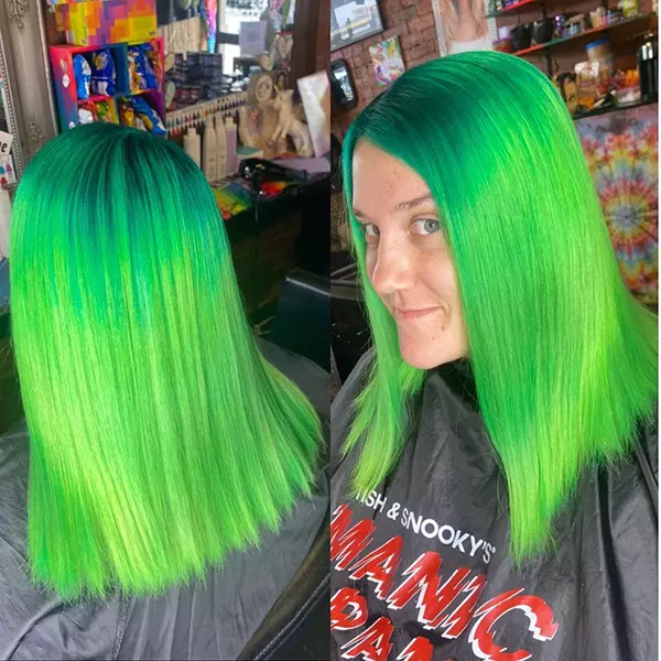 Kurzes grünes Haar