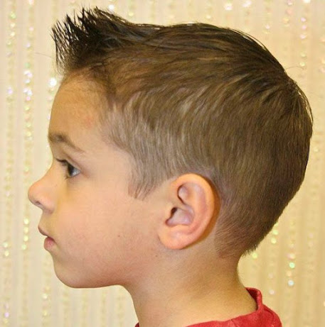 Stachelige Haarschnitte für Kinder